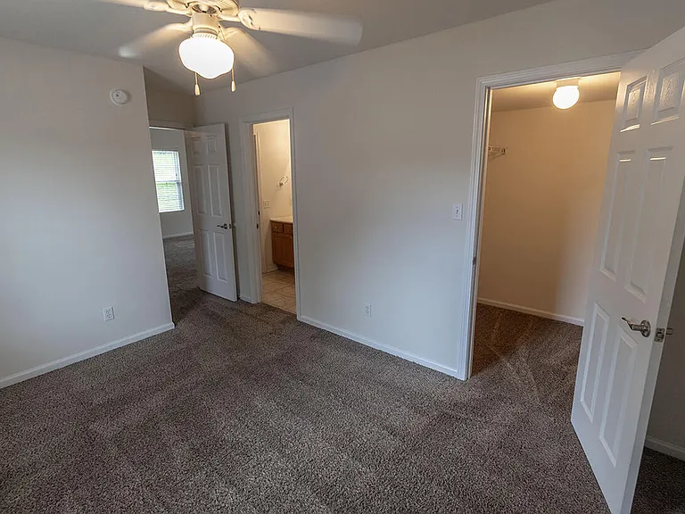 3306 E Saint Charles Rd — Photo 12