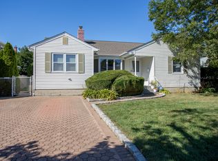 38 Laurel Ct, Plainview, NY 11803