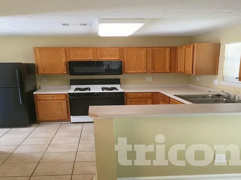 553 Arbor Ridge Dr — Photo 2