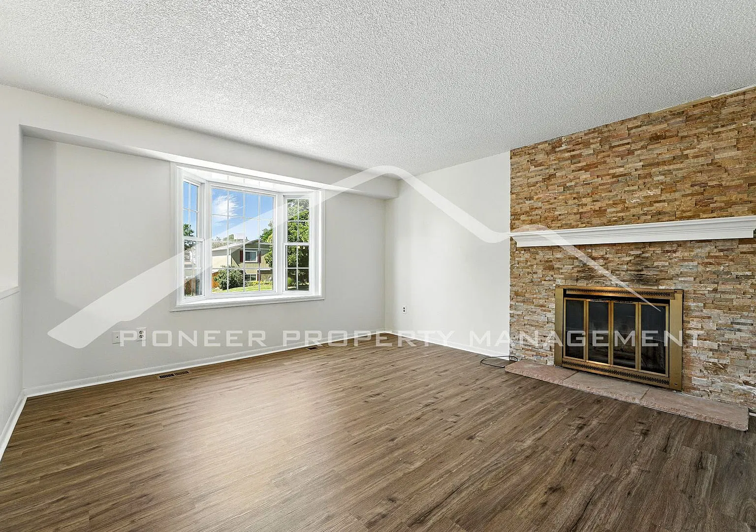 Spacious Home with Washer/Dryer and Central AC — Photo 3