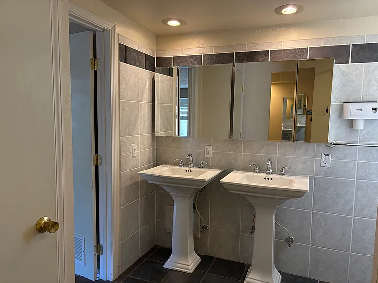 En Suite (Master Bathroom)