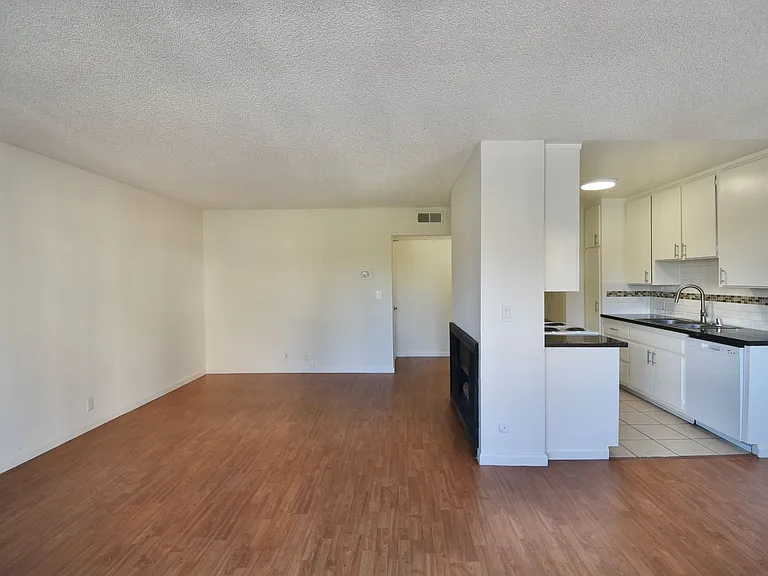 12241 Burbank Blvd — Photo 8