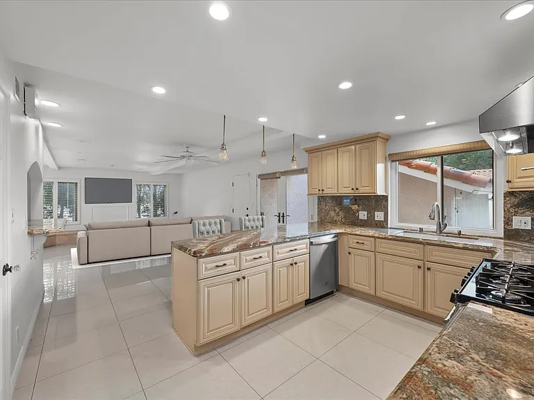 2222 Pier Ave — Photo 6
