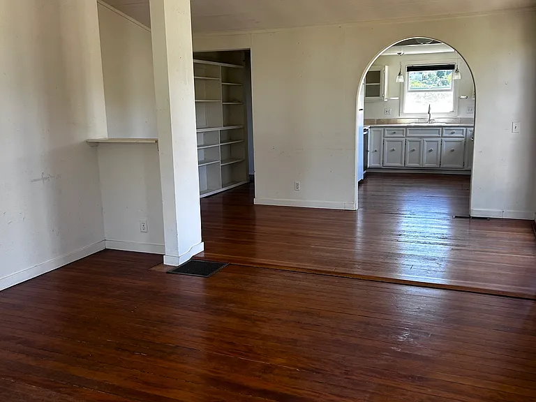 685 Edwards St — Photo 6