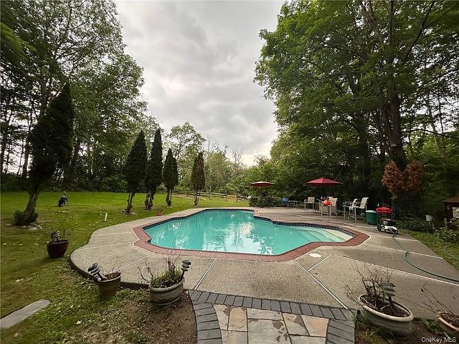 1st image of 96 Moffat Rd
