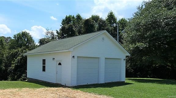 3rd image of 173 Butterfield Cir