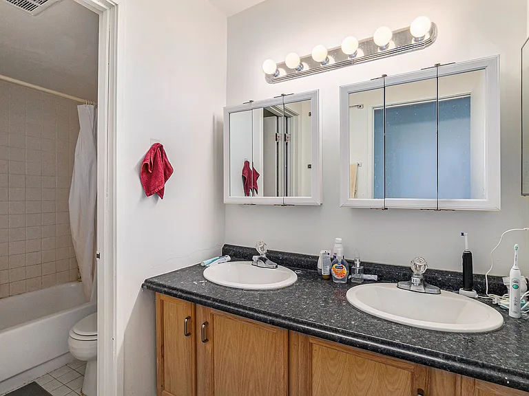 1327 Wilmot St #8 — Photo 10