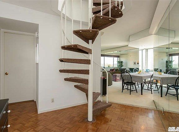 3rd image of 100 Hilton Ave