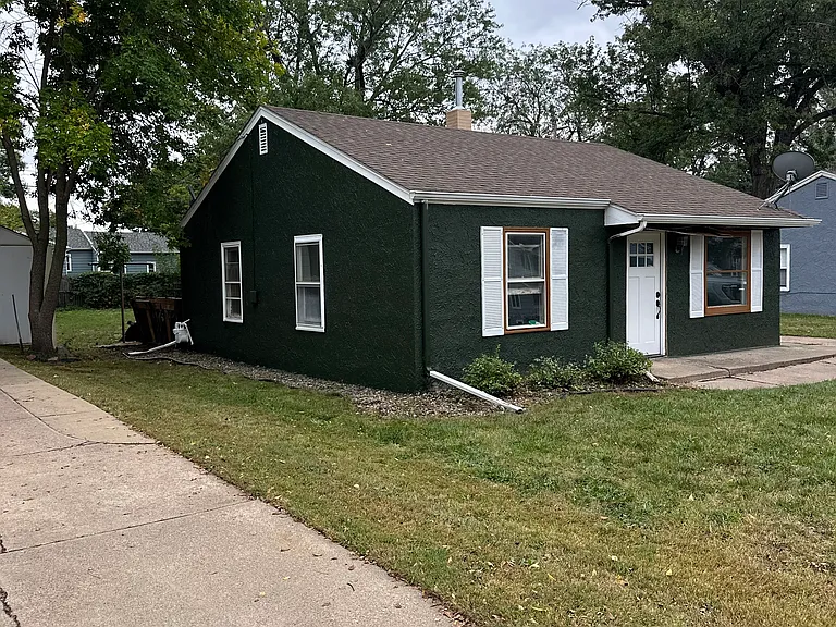 2916 S Summit Ave — Photo 3