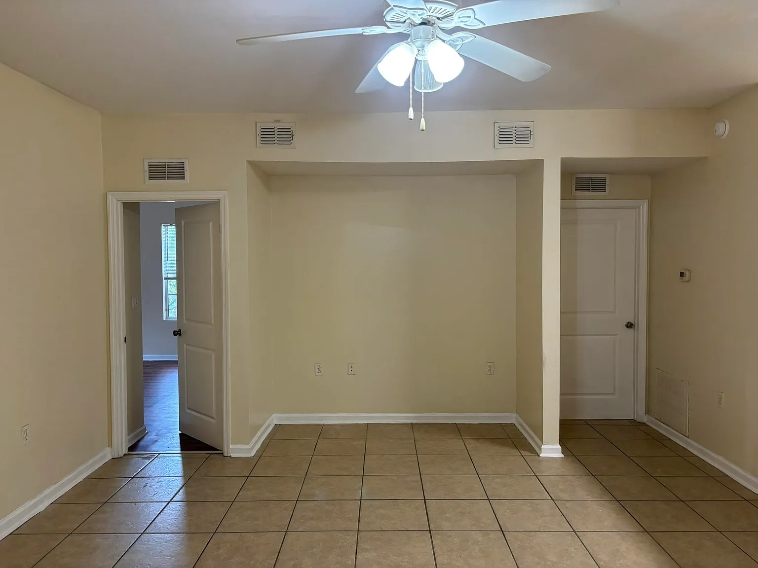 3 bed, 1200 sqft, $1,400 — Photo 4