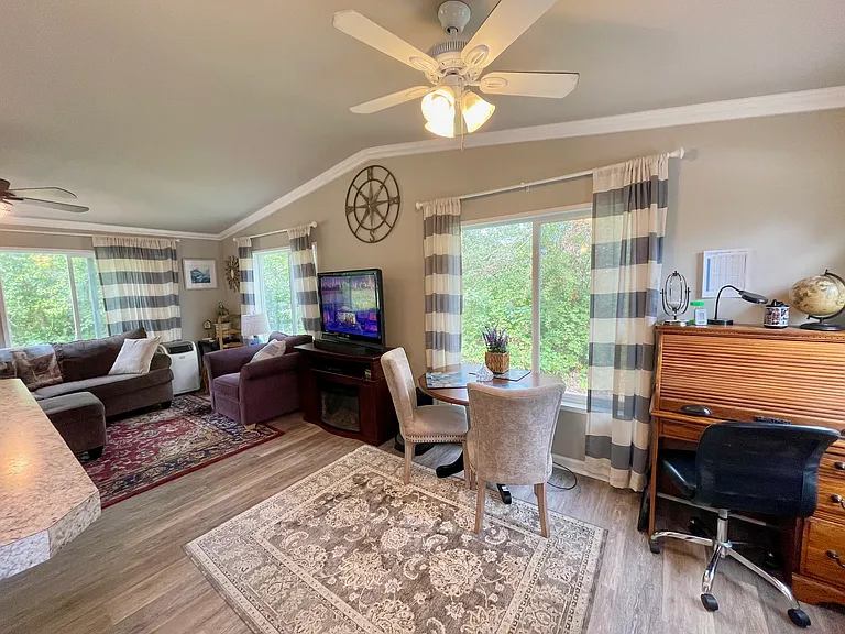 NE Shore Pl — Photo 6