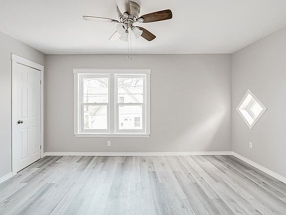 4th image of 33 Rose Ave