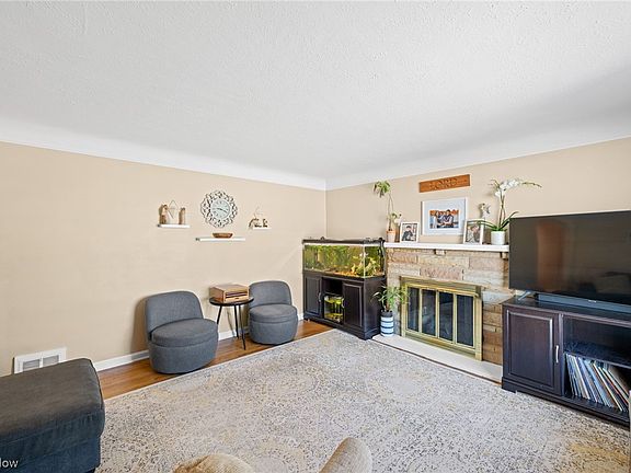 4th image of 1693 Temple Ave