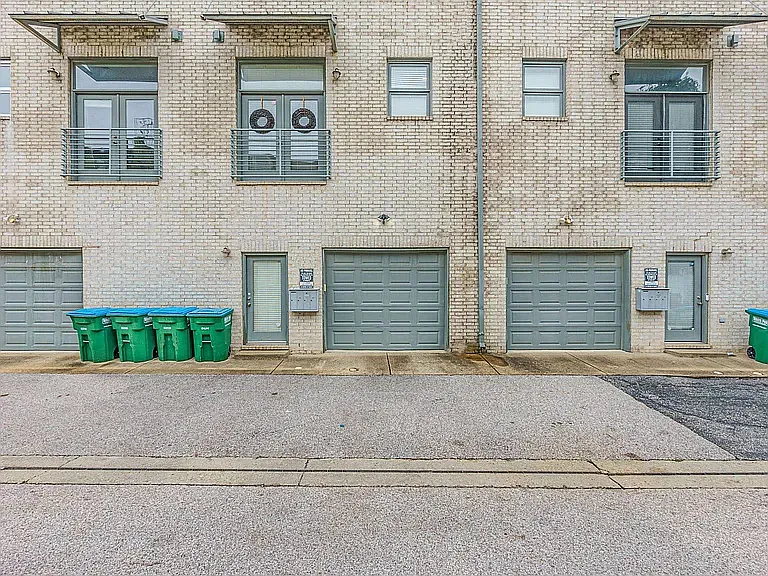 2 bed, 2.5 bath, 1615 sqft, $2,200 — Photo 2