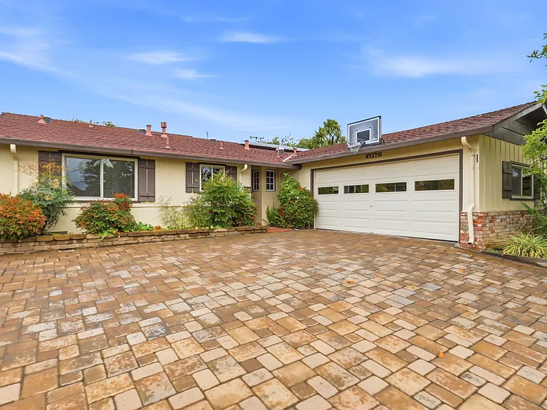 927 Lorne Way — Photo 1