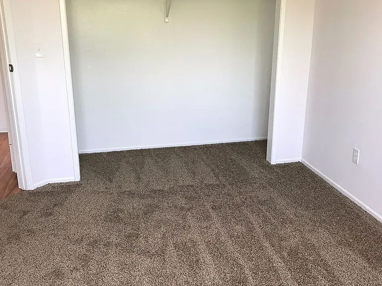 4252 Woodlawn Ave — Photo 10
