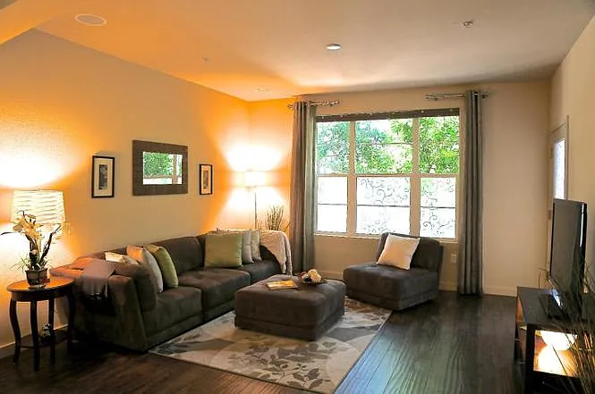 4463 Hyde Cmn #102