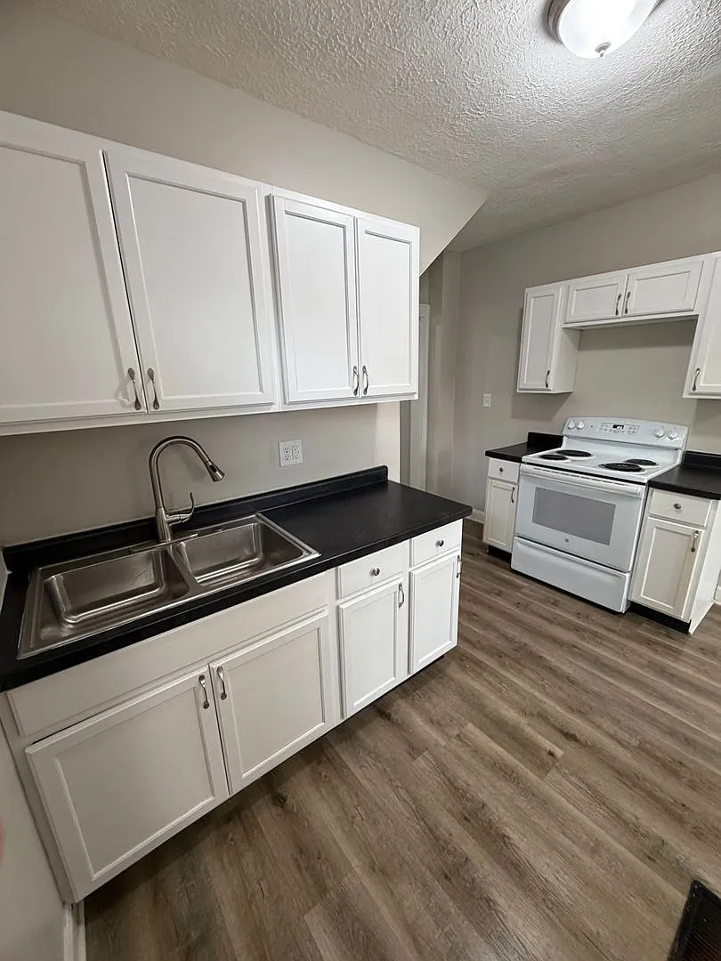 Three Bedroom Duplex Located near Raymond Street and East Street — Photo 3