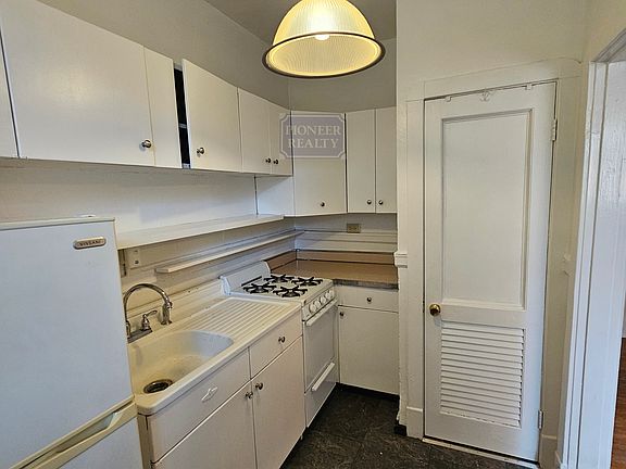 3rd image of 3110 Kensington Ave APT 11