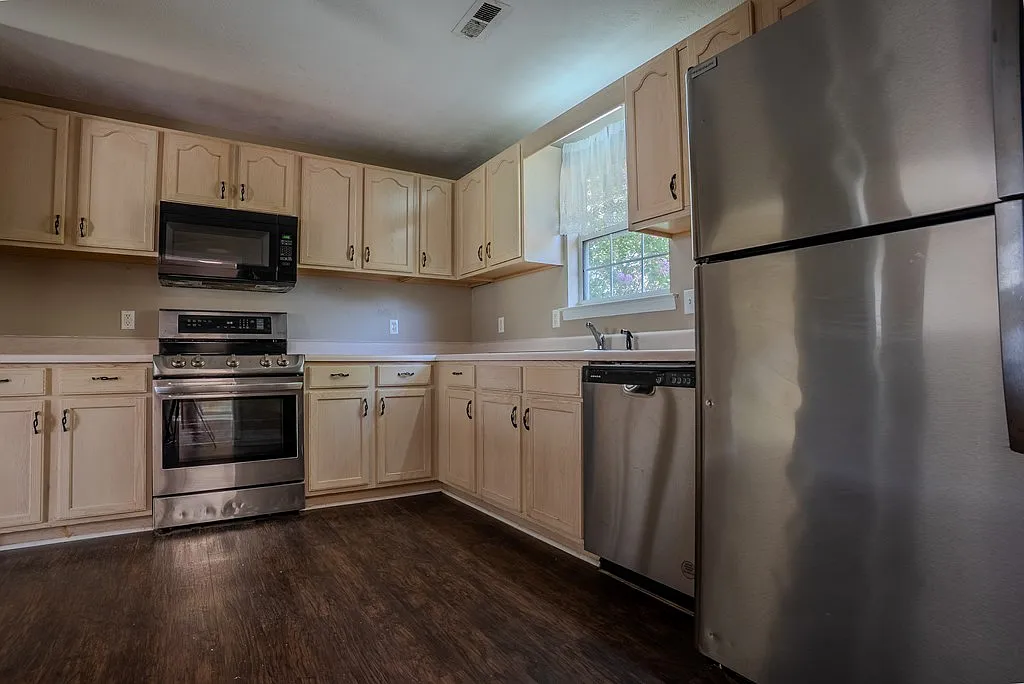 4 bed, 2440 sqft, $2,400 — Photo 4