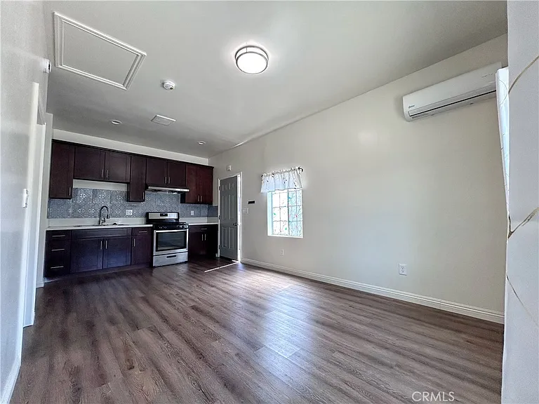 946 Barbara Ln — Photo 3