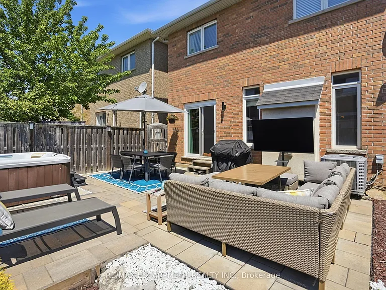 111 Greenstem Cres — Photo 39