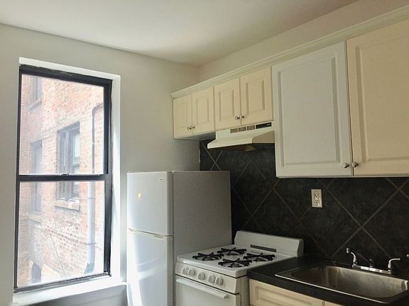 3rd image of 303 W 154th St APT 1F