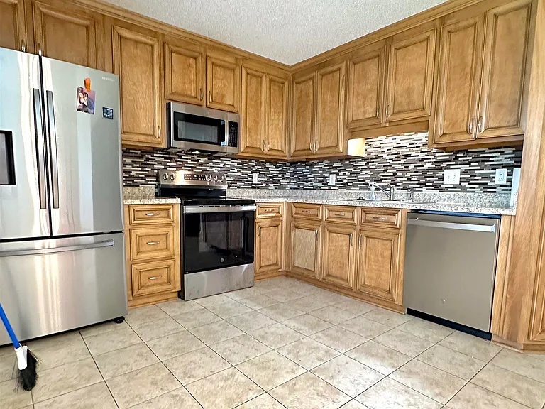 523 Grand Ave — Photo 9