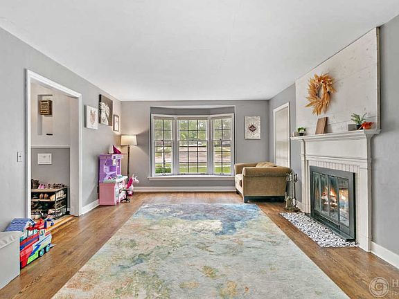 4th image of 323 Stanley Ave