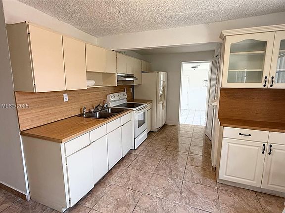 4th image of 10500 NW 32nd Ct