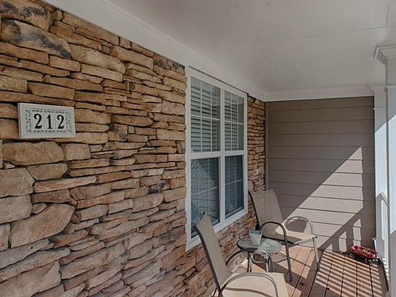 2nd image of 212 Oak Hollow Ct