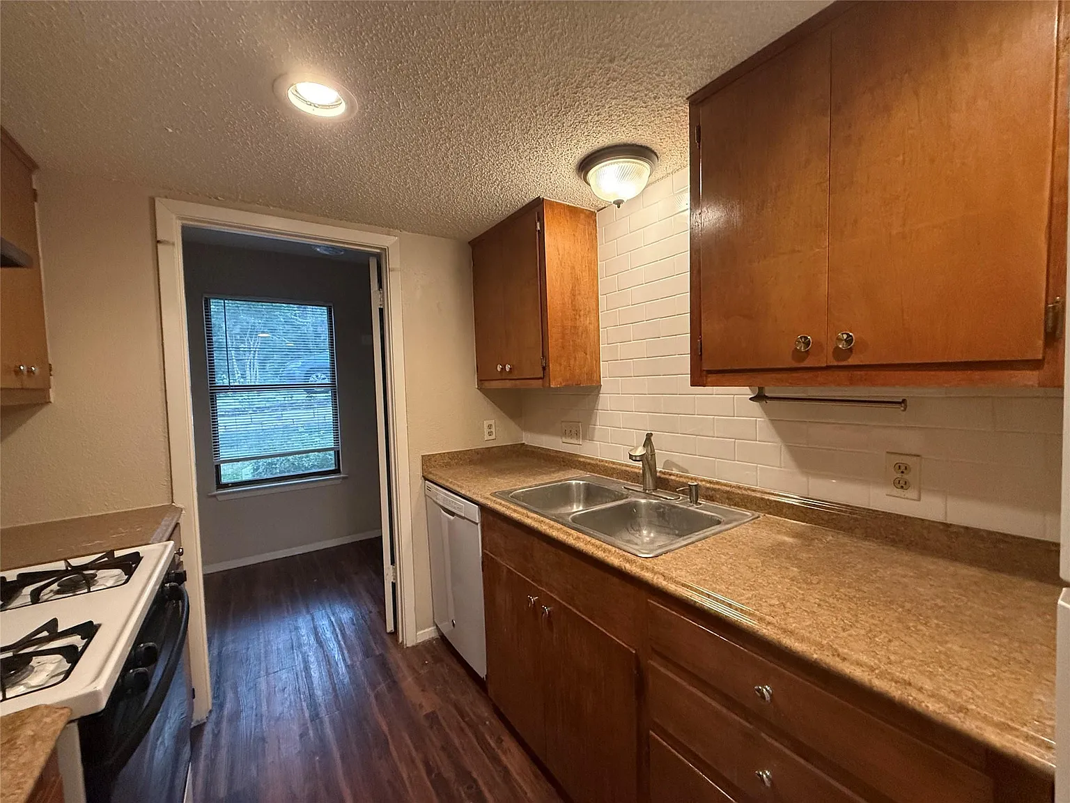 2 bed, 1.5 bath, 1896 sqft, $1,650 — Photo 4