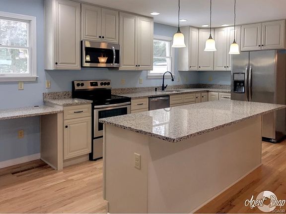 3rd image of 16 Foxwood Ct