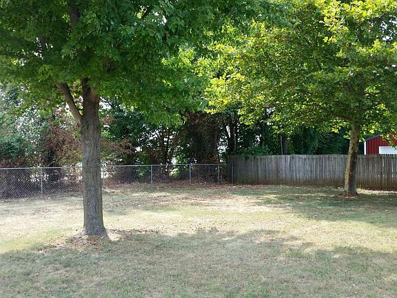 2nd image of 119 W Holly Cir