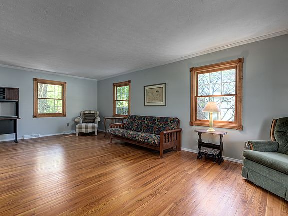 4th image of 404 Bates Dr