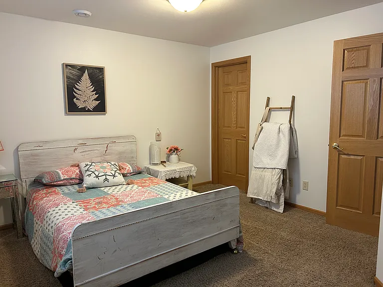 449 N Westmount Dr — Photo 18