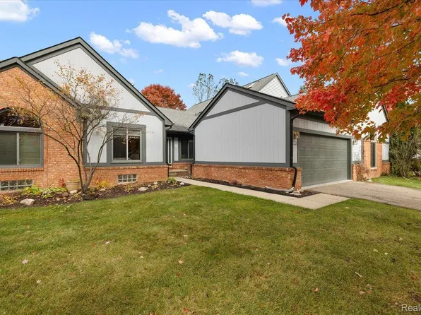 2710 Lochmoor Blvd, Lake Orion, MI 48360
