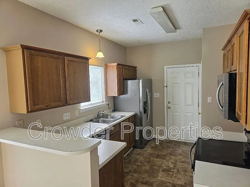 4 bed, 2.5 bath, 1815 sqft, $1,900 — Photo 3
