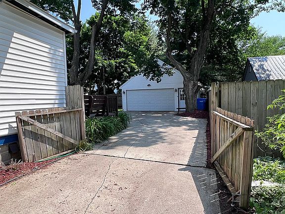 4th image of 214 Washington St