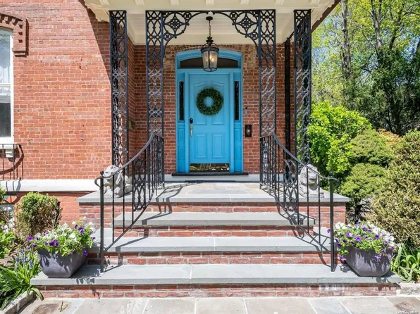 95 9th Street, Garden City, NY 11530