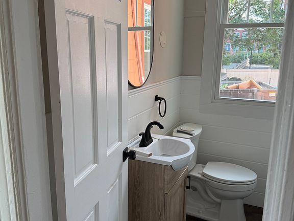 5th image of 201 Colony St APT 1
