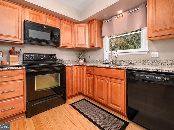 5th image of 10 Fort Lee Ct