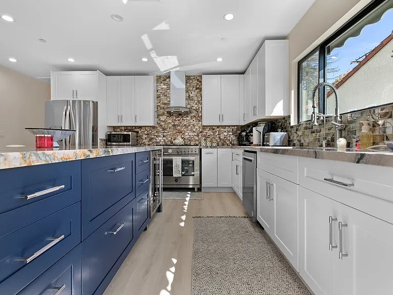 2101 E Glenoaks Blvd — Photo 14