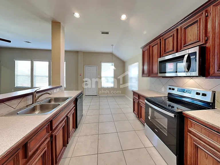 2113 Breezeway Ln — Photo 4