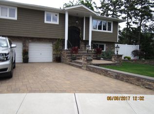 1 Kenneth Ct, Hicksville, NY 11801