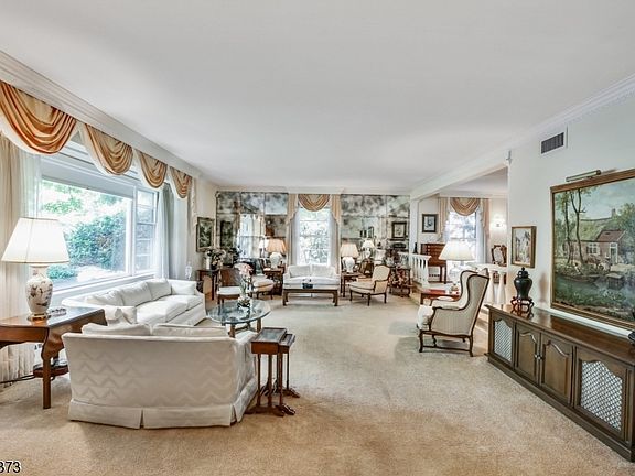4th image of 19 Randall Dr