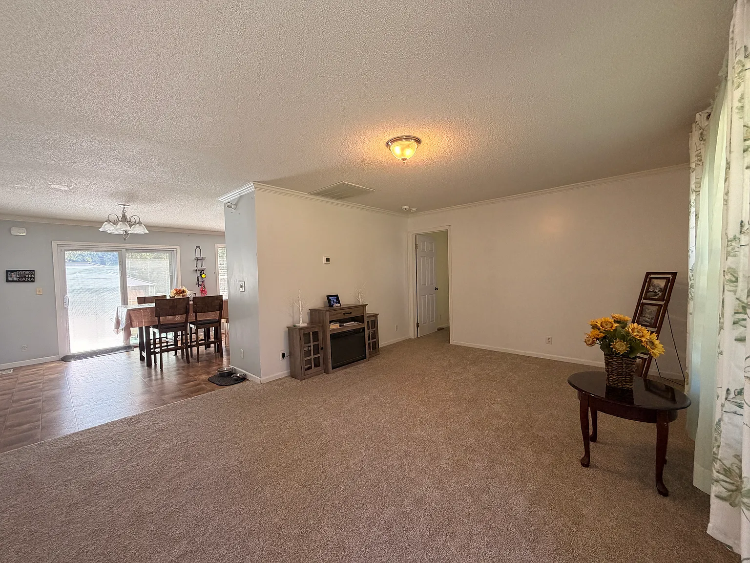 3 bed, 1904 sqft, $2,100 — Photo 3