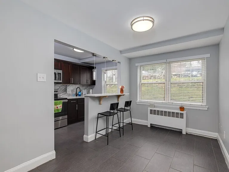 Walnut Court Apartments — Photo 9
