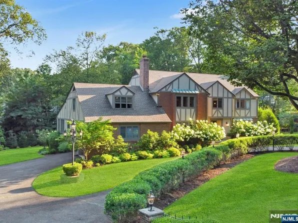 9 Deerfield Dr, Woodcliff Lake, NJ 07677