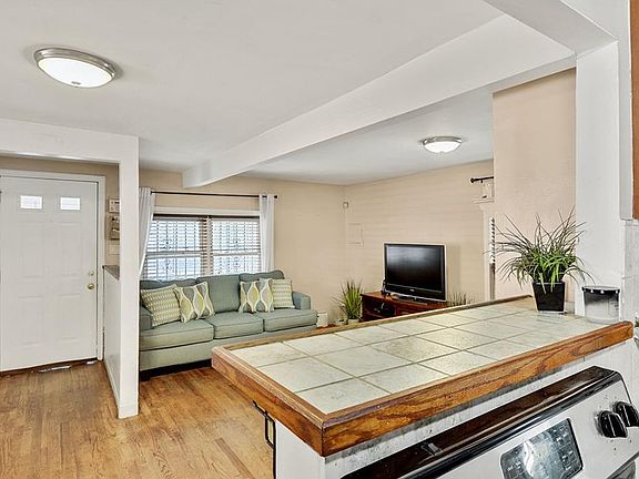 4th image of 565 Hollywood Ave
